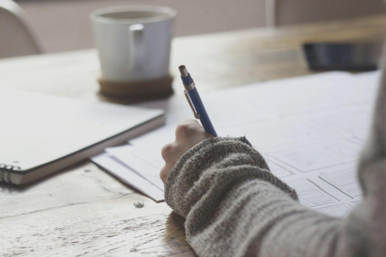 Estudiantes aprendiendo conceptos financieros en un ambiente colaborativo